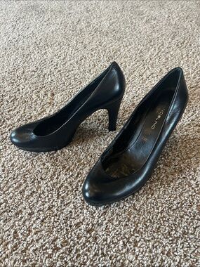 Bandolino Galleigh size 6 1/2 Black Leather Rounded Toe Pump Heels vintage
